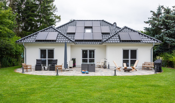 Blick auf Haus vom Garten